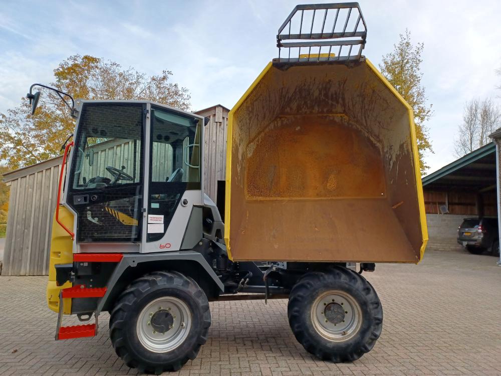 2 354 Wacker Neuson DV60 – Camião Basculante com Plataforma (Visão Dupla)